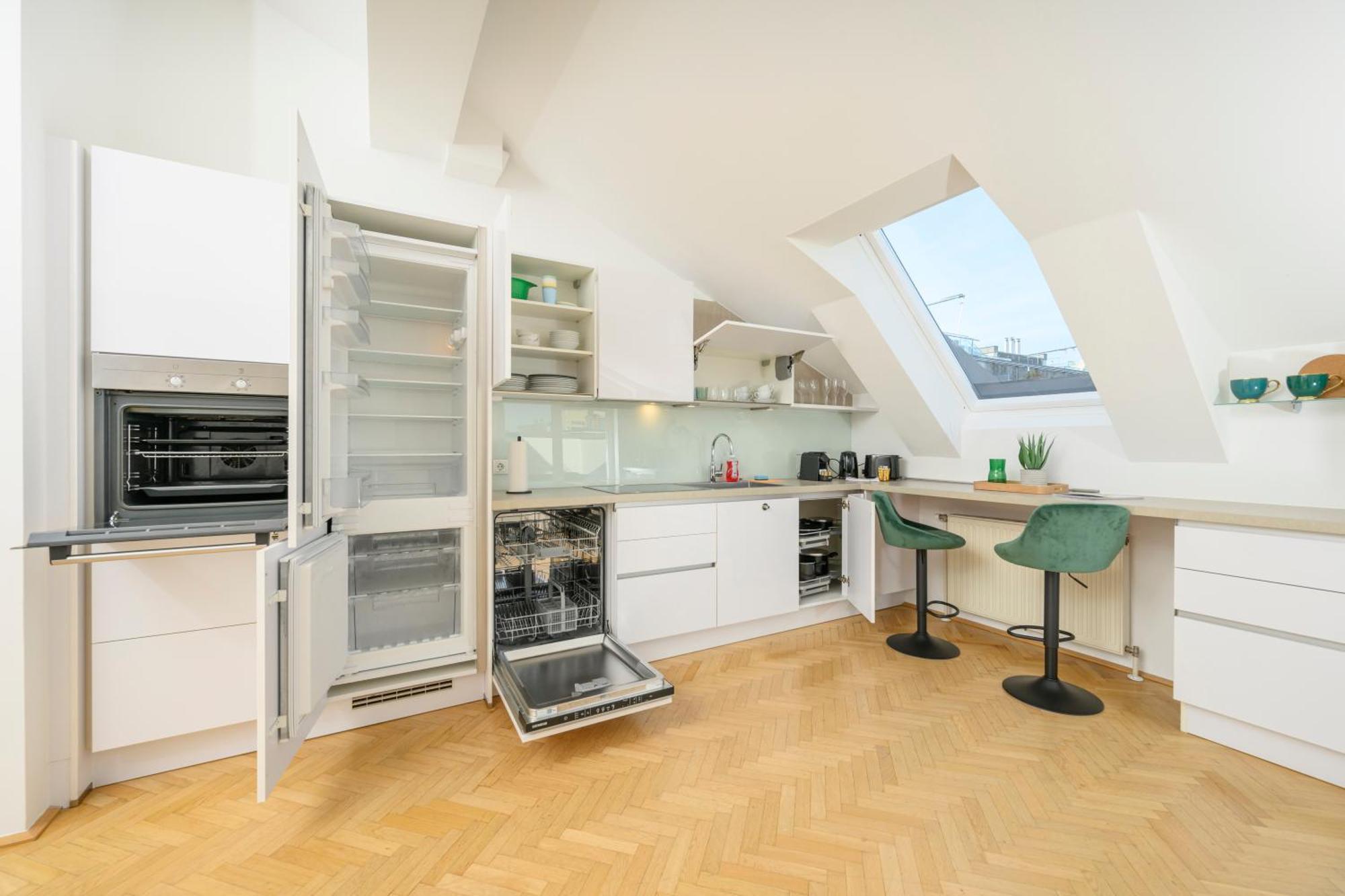 Apartment Rooftop Haven 120m, 3br, Terrace, Views! *