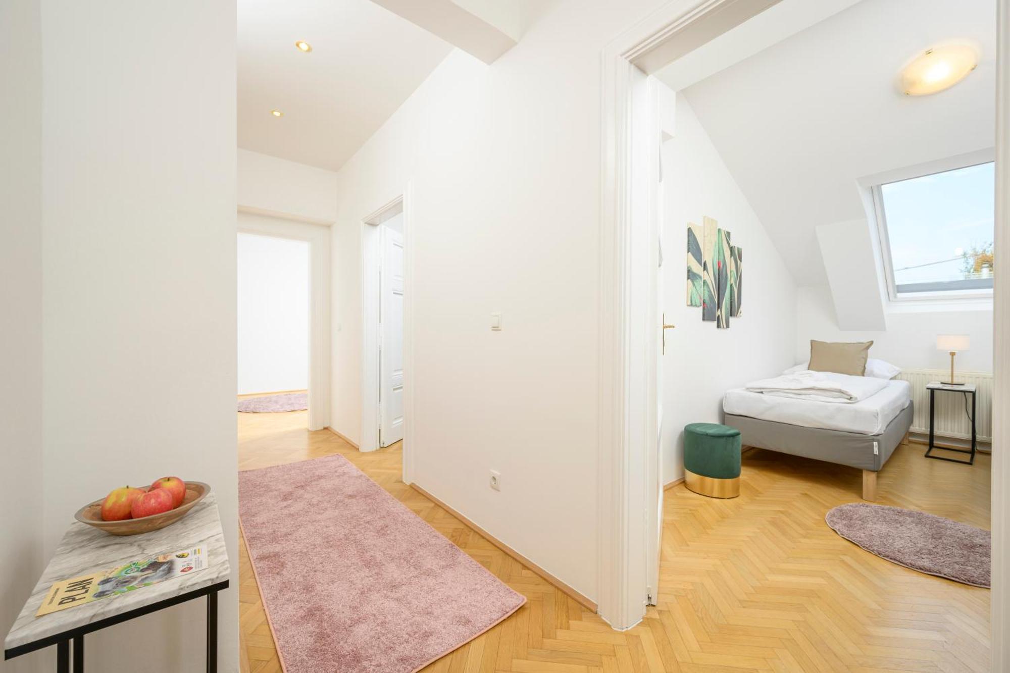 Rooftop Haven 120m, 3br, Terrace, Views! Wien