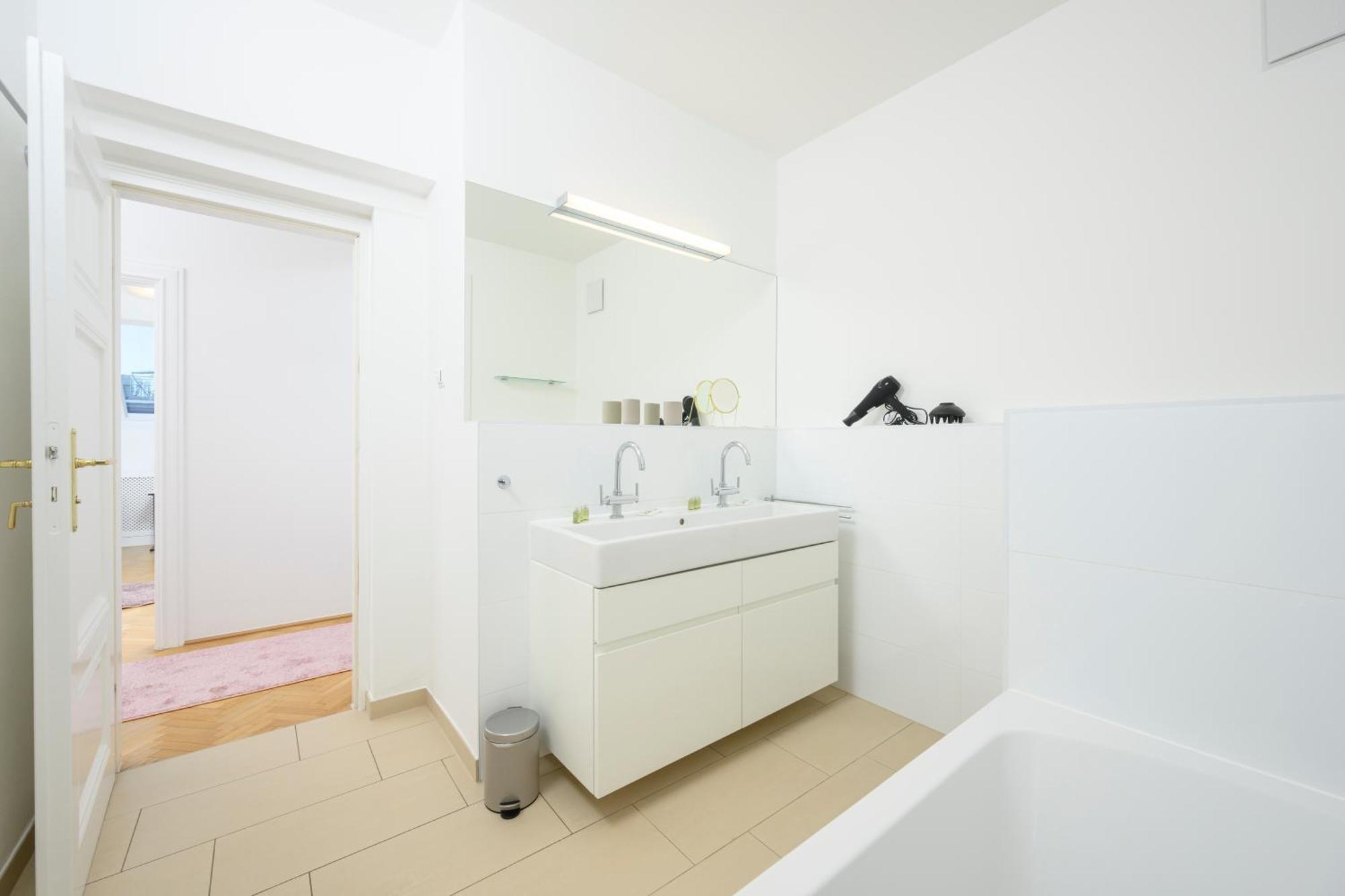 Rooftop Haven 120m, 3br, Terrace, Views! * Wien