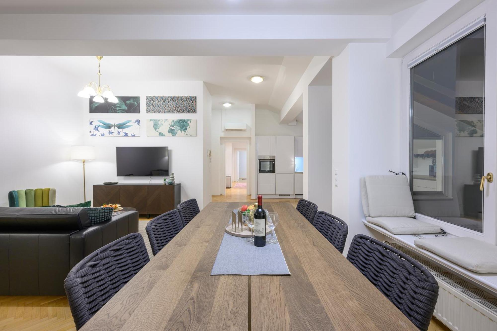 Rooftop Haven 120m, 3br, Terrace, Views!