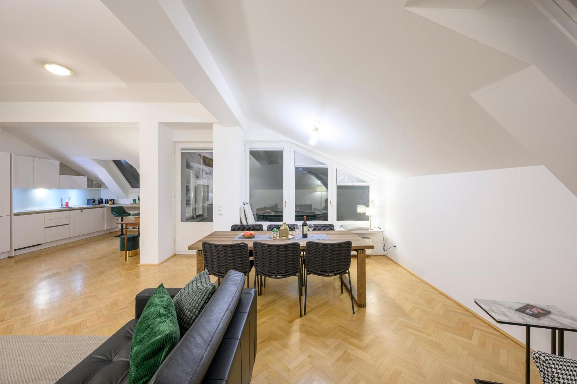Apartment Rooftop Haven 120m, 3br, Terrace, Views!