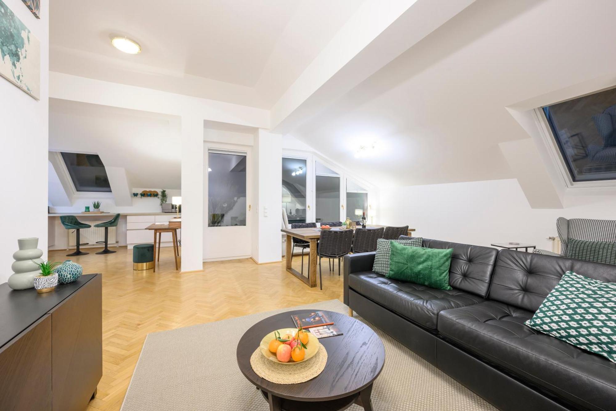 Rooftop Haven 120m, 3br, Terrace, Views! *