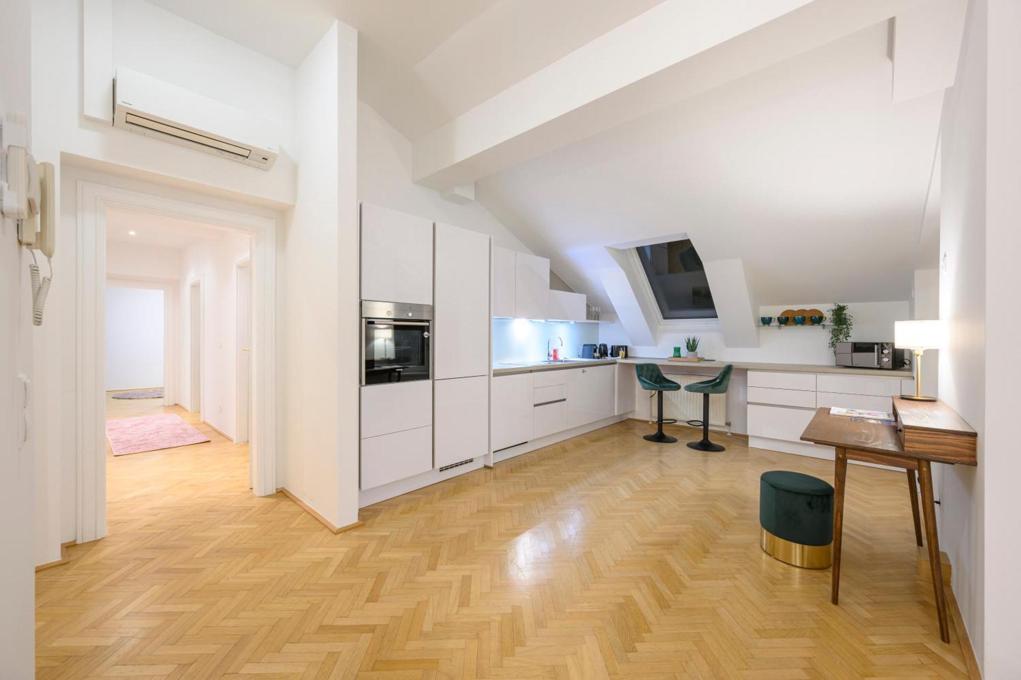 Apartment Rooftop Haven 120m, 3br, Terrace, Views! *