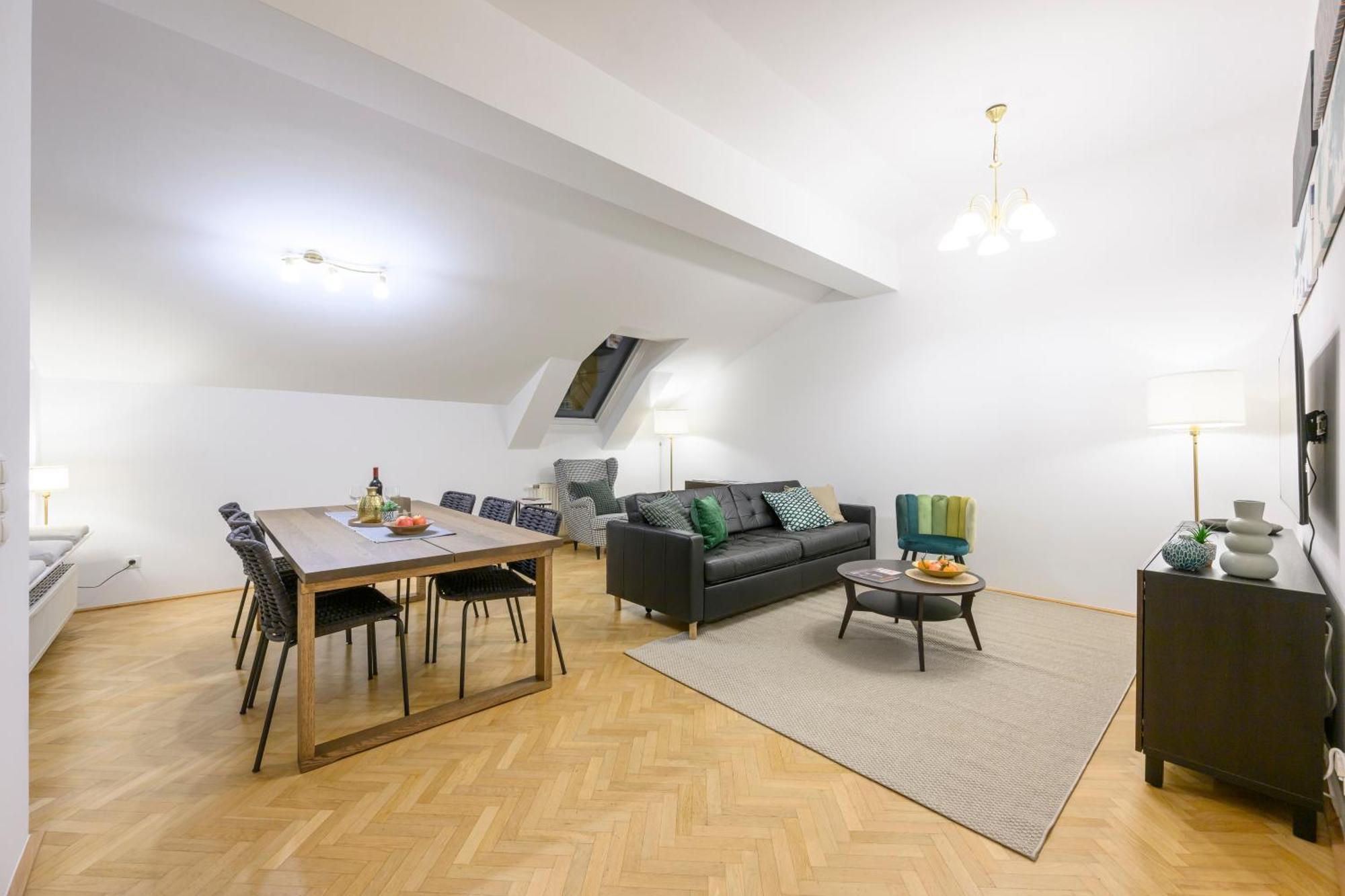 Rooftop Haven 120m, 3br, Terrace, Views! Apartment