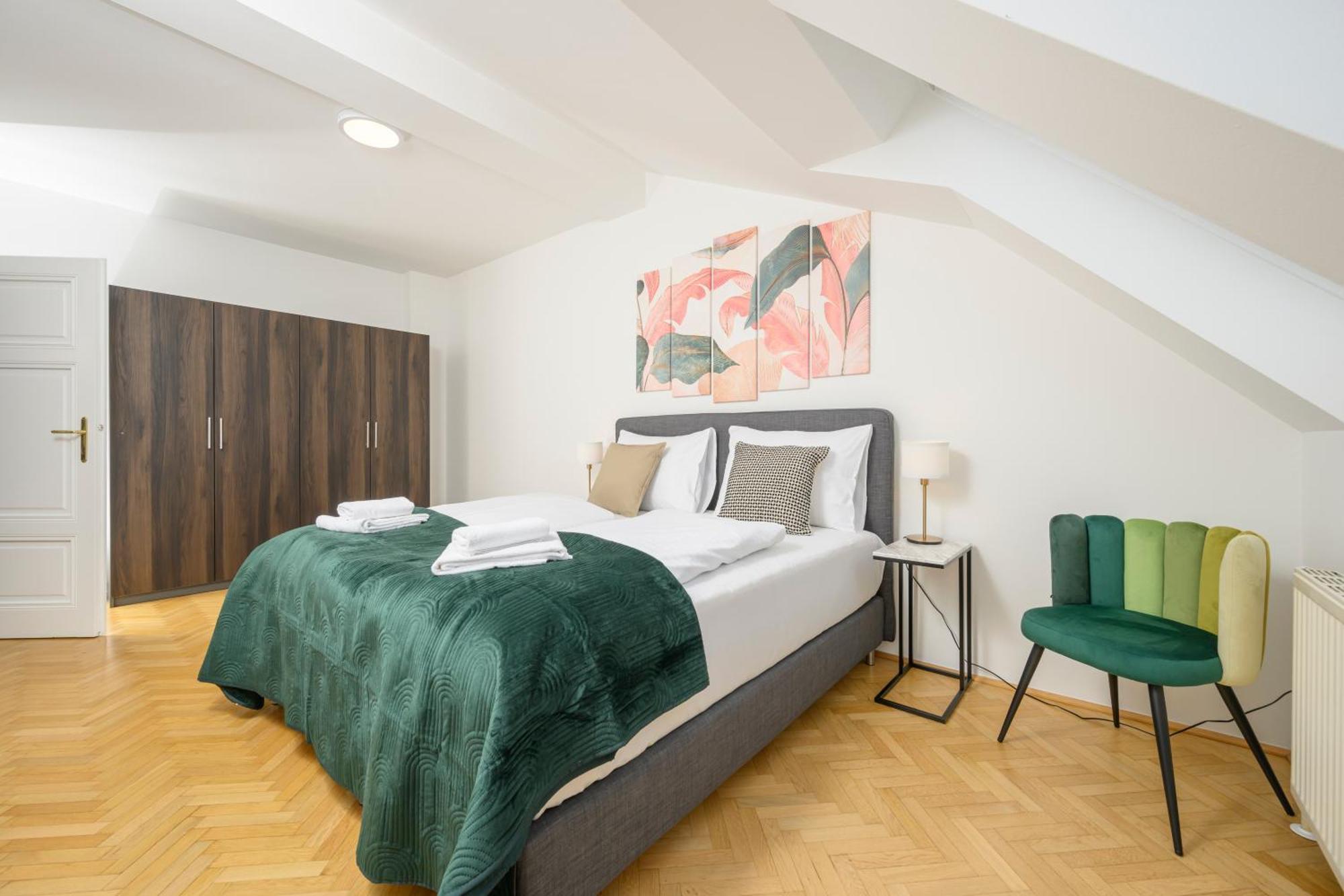 Apartment Rooftop Haven 120m, 3br, Terrace, Views!
