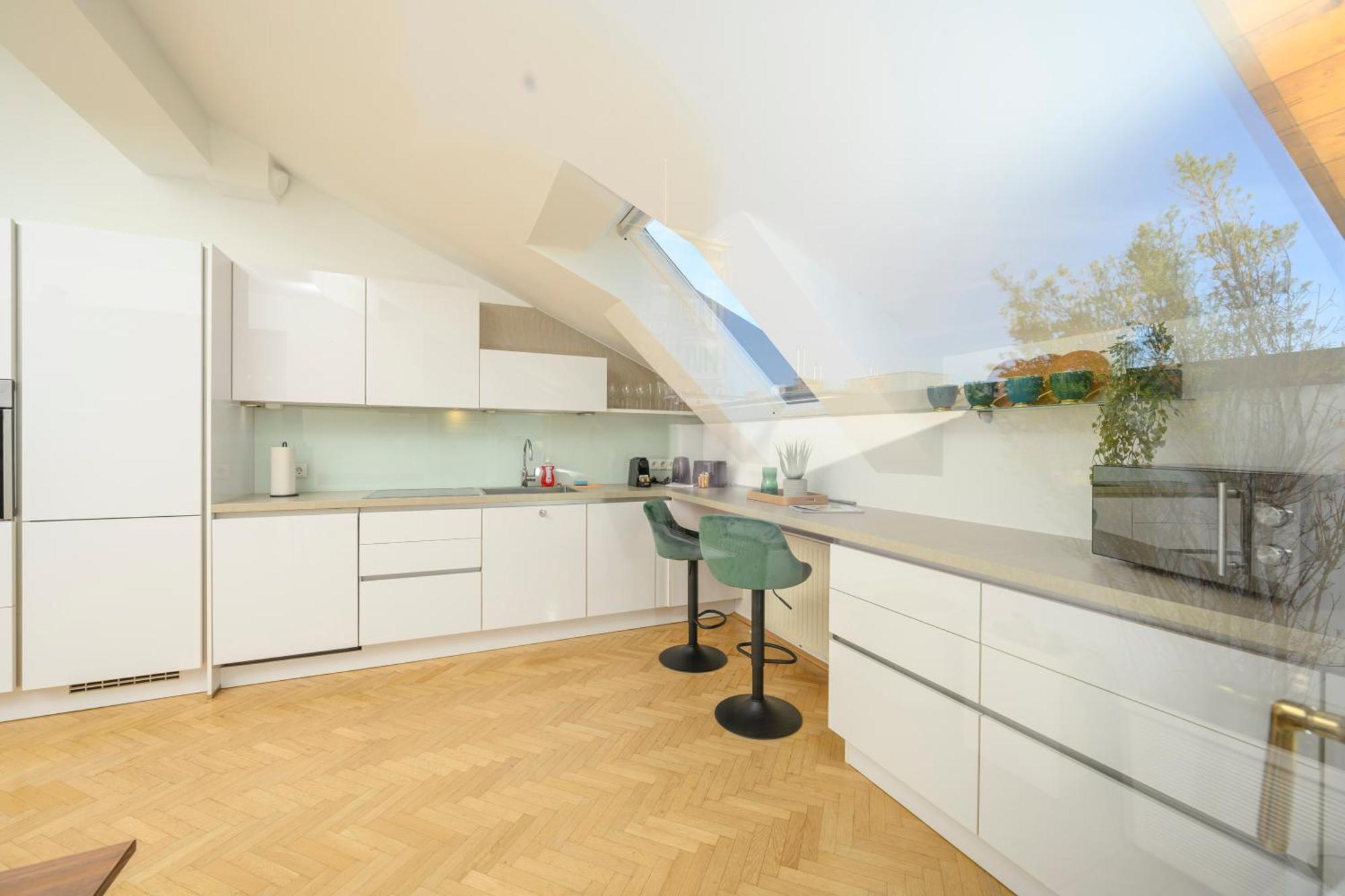 Rooftop Haven 120m, 3br, Terrace, Views! *